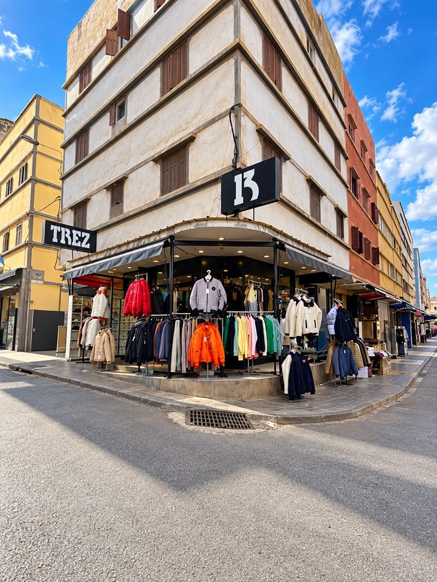 Devanture de la boutique TREZ &agrave; Anassi, Casablanca &mdash; streetwear et v&ecirc;tements import&eacute;s de Turquie
