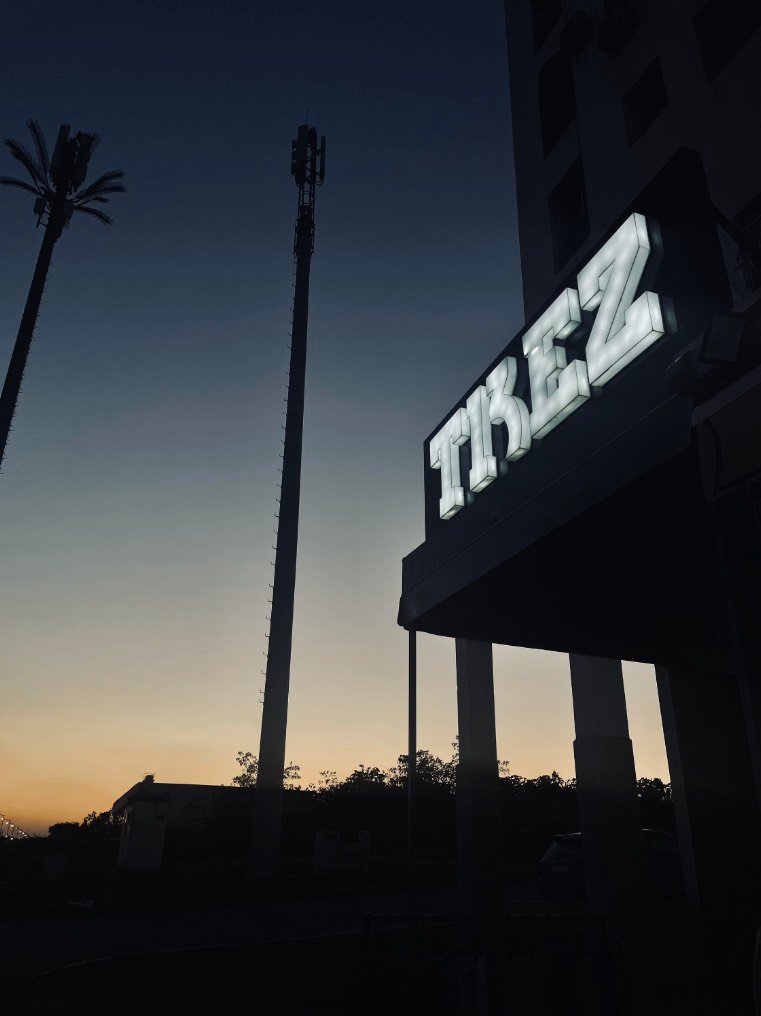 Enseigne lumineuse TREZ &agrave; Bernoussi, Casablanca